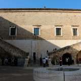 Siamo ora nel cortile ristrutturato da Bona Sforza, che con la mamma Isabella d�Aragona trasform� la fortezza nel 500 in una raffinata corte rinascimentale